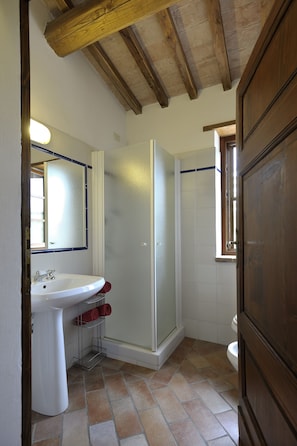 Doccia, asciugacapelli, bidet, asciugamani