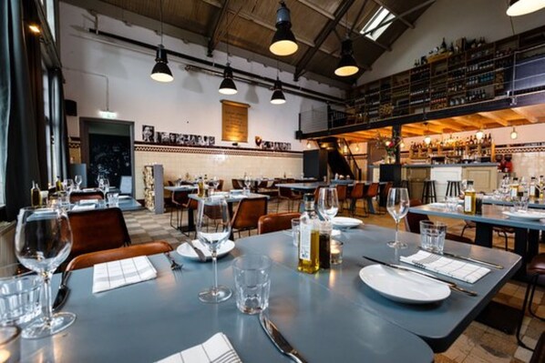 Dining - Wooden house close to Amsterdam, Utrecht, Amersfoort, lakes and nature (Hilversum)