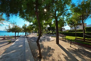 Property grounds - Modern & stylish apartment Kambelovac 1 for up to 5 persons, 150m from the beach (Kaštel Kambelovac)