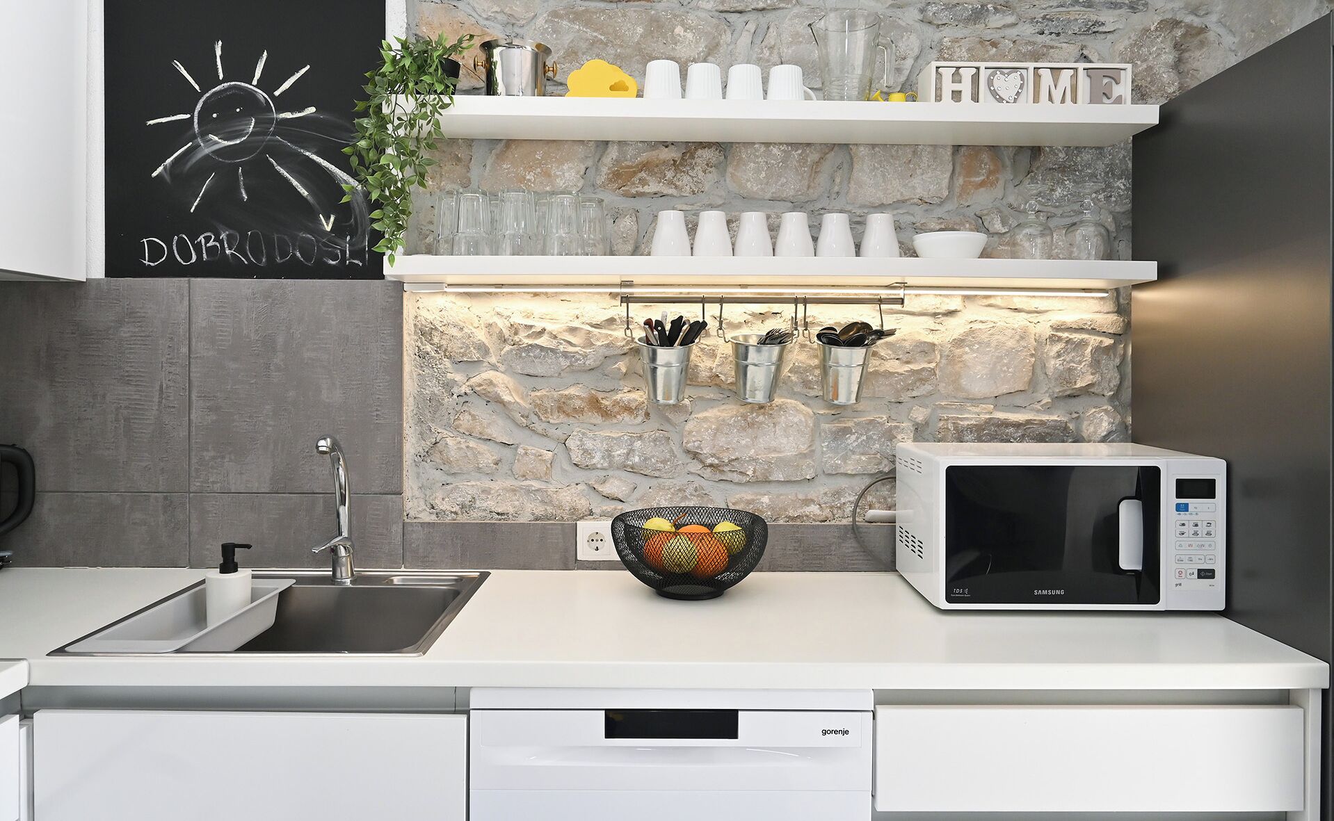 Kjøleskap, mikrobølgeovn, kokeplater og oppvaskmaskin