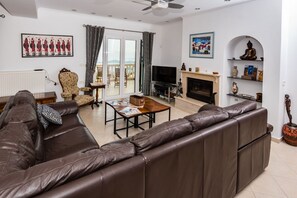 Smart TV, fireplace, DVD player, books