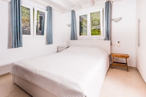 5 bedrooms, in-room safe, desk, iron/ironing board