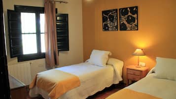 3 bedrooms, desk, iron/ironing board, internet