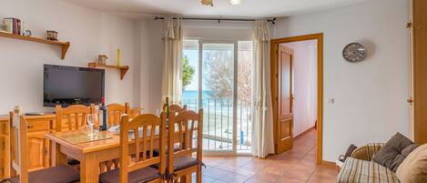 Una televisión, libros