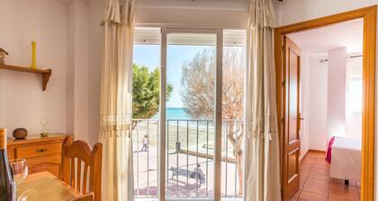 APRT FIRST LINE OF SEA, 6 METERS FROM THE BEACH, 2 WINDOWS WITH VIEWS TO THE MA