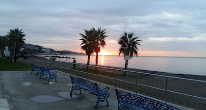 APRT PREMIĂRE LIGNE DE MER, Ă 6 MĂTRES DE LA PLAGE, 2 FENĂTRES AVEC VUE SUR LA MA