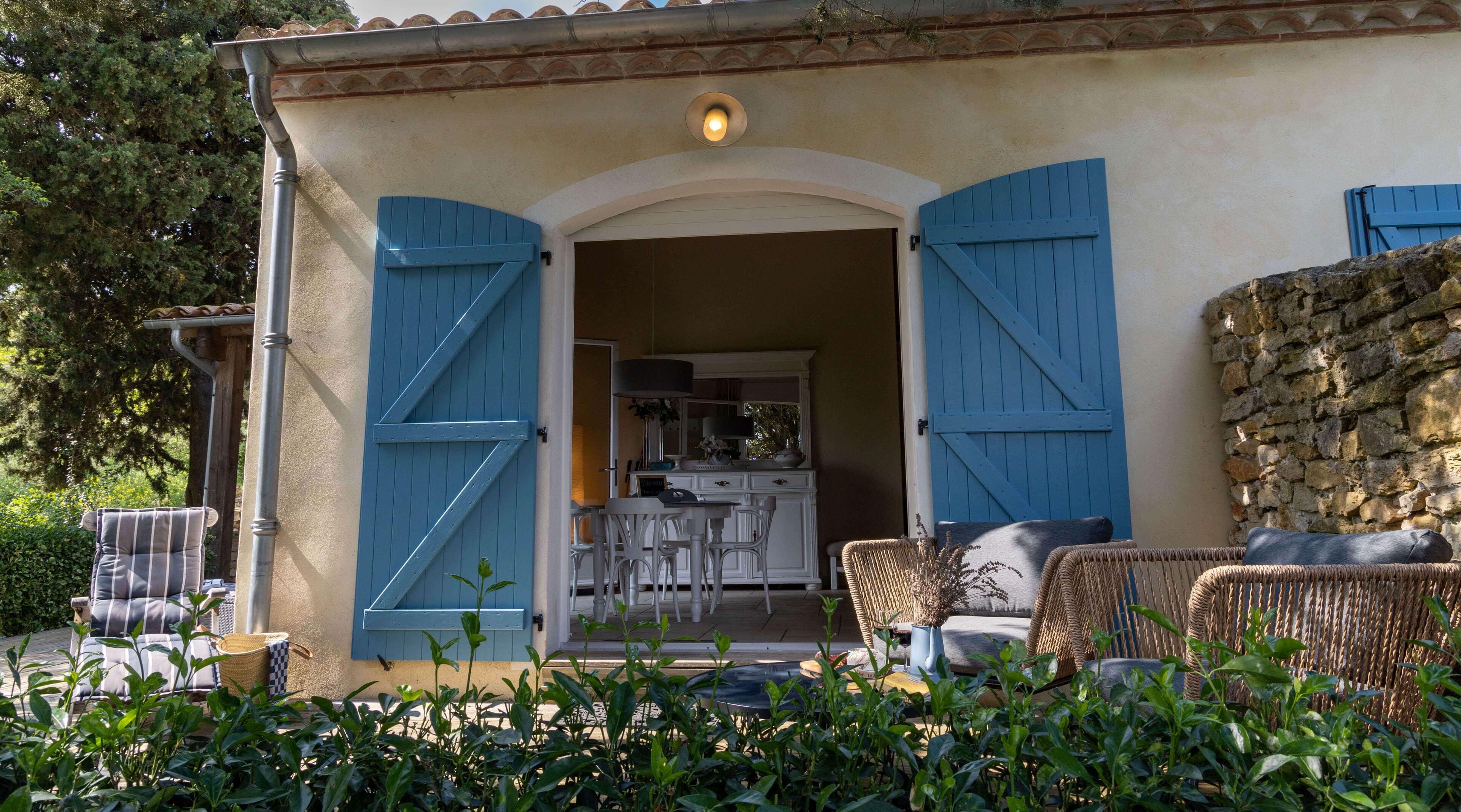 Superb holiday house for 2 with breathtaking views and pool access