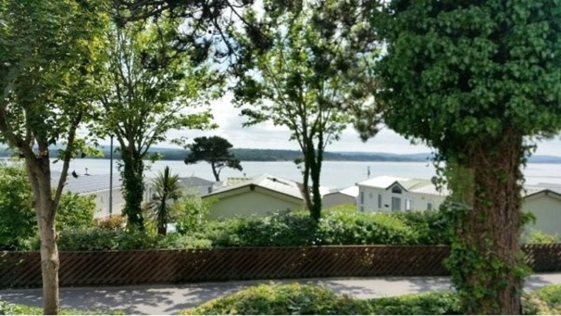 Great sea views, modern 6 berth caravan beach 2 mins away at Rockley Park, Poole