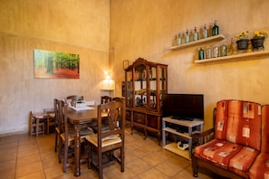 Dining - Rural house "Can Cirera" (Serinyà)