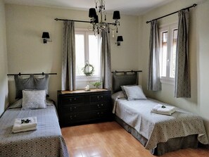 2 chambres, bureau, fer et planche à repasser, lit de bébé portatif