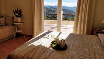 2 chambres, bureau, fer et planche Ă repasser, lit parapluie