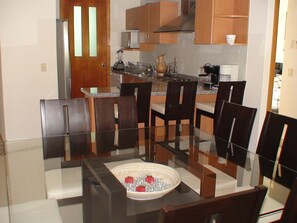 Refrigerador, microondas, parrilla de estufa y cafetera y tetera 