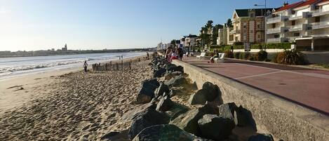 Nær stranden og solsenger