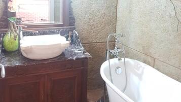 Duschwanne, Haartrockner, Bidet, Handtücher