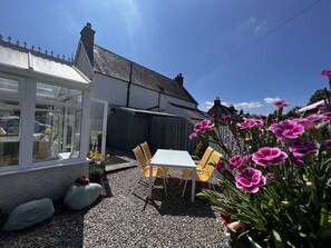 Outdoor dining - Private annex with 2 ensuite Bedrooms & parking near Loch Ness en route to Skye (Drumnadrochit)