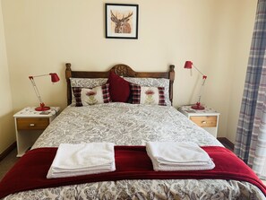 2 makuuhuonetta, työpöytä, Wi-Fi, vuodevaatteet