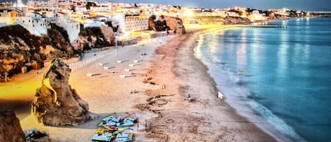 Una spiaggia nelle vicinanze