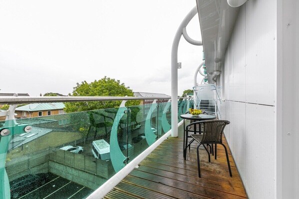 Outdoor dining - Skyvillion Apartments - TowerPoint Enfield - 1Bed Apartment w/ Balcony (Greater London)
