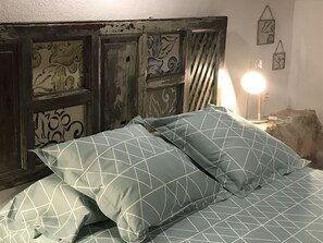 6 bedrooms, iron/ironing board, travel crib, free WiFi - Colors of Buendía, is a unique house with charm inspired by color. (Buendía)
