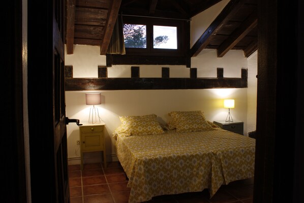 6 quartos, ferros/tábuas de passar roupa, berço de viagem