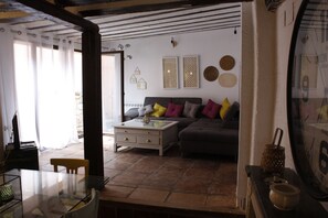 Téléviseur connecté, foyer, livres, chaîne audio