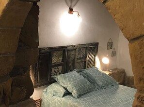 6 chambres, fer et planche à repasser, lit de bébé portatif