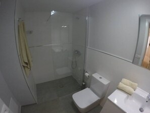 Douche, sèche-cheveux, serviettes fournies, savon