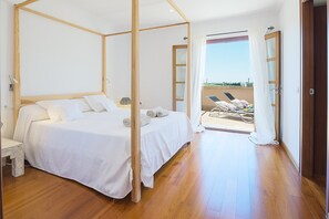 4 室のベッドルーム、セーフティボックス (室内)、デスク、アイロン / アイロン台