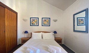 1 habitación, tabla de planchar con plancha y cuna de viaje 