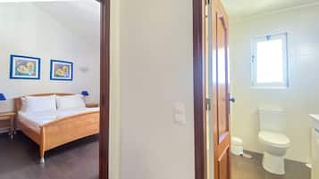 Duschwanne, Haartrockner, Bidet, Handtücher