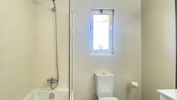 Combined shower/bathtub, hair dryer, bidet, towels