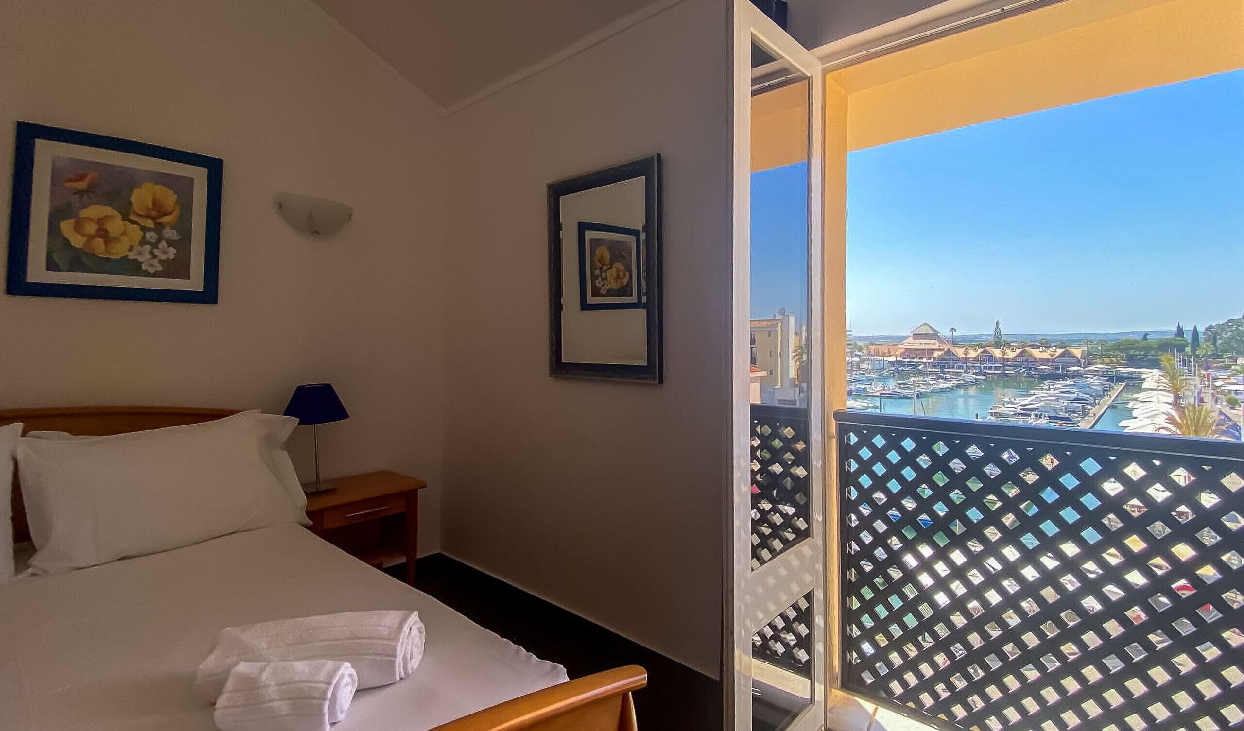 1 quarto, ferros/tábuas de passar roupa, berço de viagem