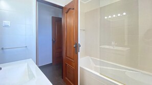 Ducha y bañera combinadas, secador de pelo, bidé y toallas