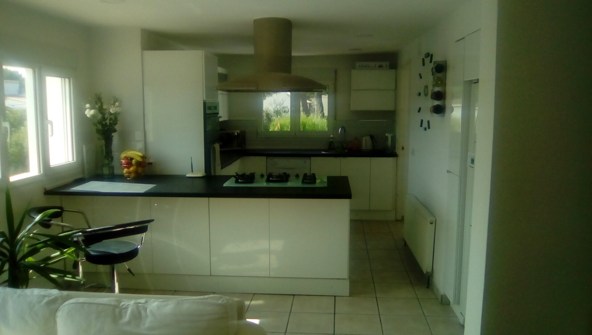 7min drive to arenal in javea first class resturants and beach .