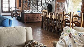 Una Smart TV, una chimenea, libros