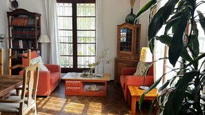 تلفزيون ذكي، مدفأة، كُتُب