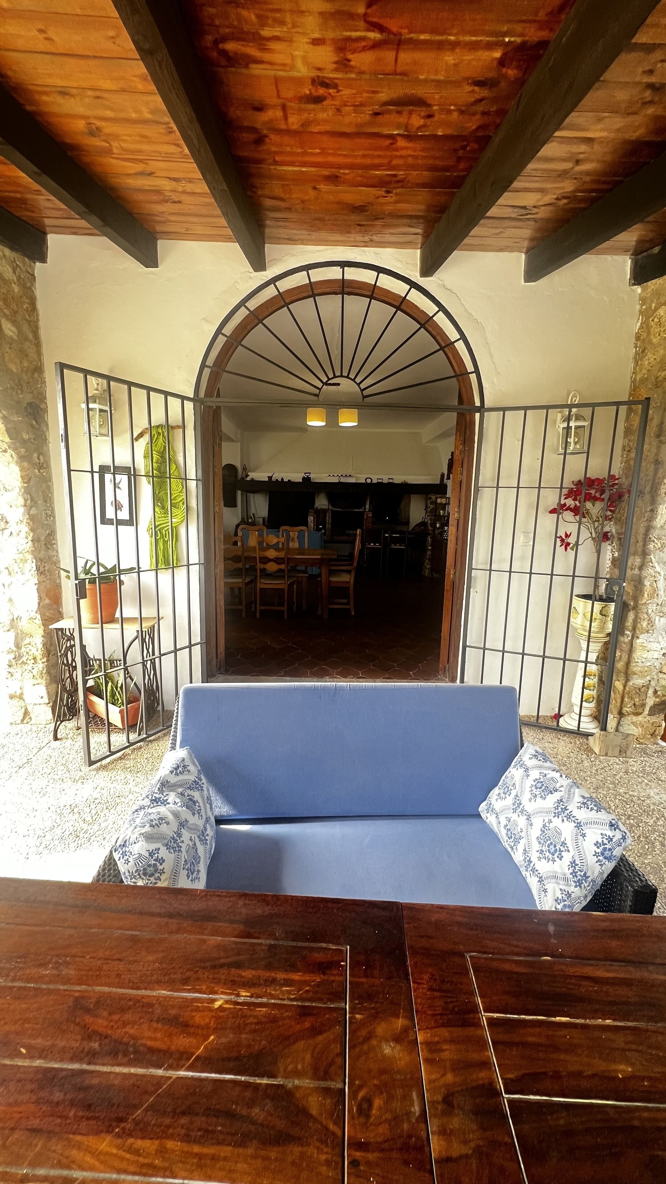 TV connectée, cheminée, livres