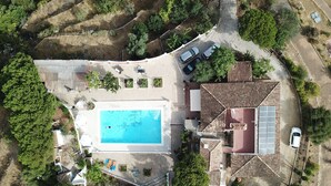An aerial view of a property with a swimming pool, a tennis court, and a covered patio area. - Rural house in Sierra de Mijas, private pool, ideal for families and groups. (Mijas)