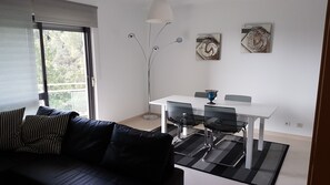 Télévision, cheminée, jeux vidéo