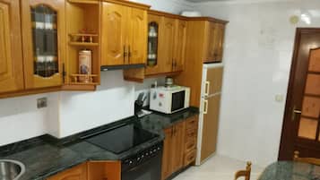 Jääkaappi, mikroaaltouuni, uuni, liesi