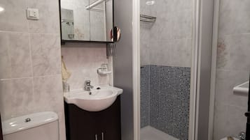 Suihku, hiustenkuivaaja, bidee, pyyhkeet