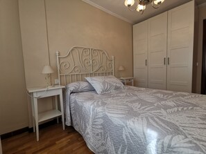 2 bedrooms, desk, iron/ironing board, travel crib