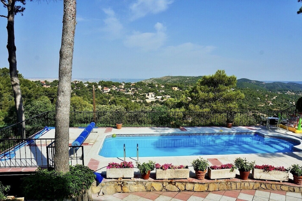 The best vacations for your Family, your private pool. Your house.
