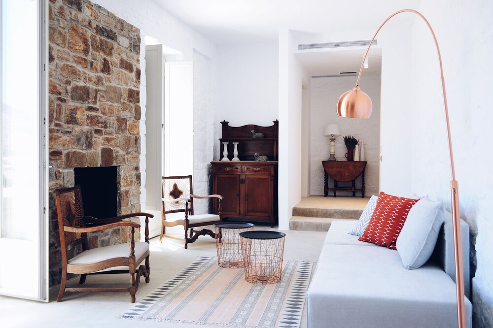 Exclusive Getaway | Beautiful Double Suite (2 bedrooms - sleeps 6)