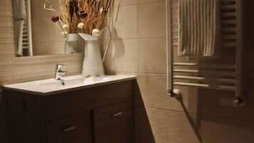 Een haardroger, handdoeken, zeep, shampoo