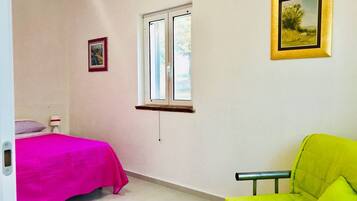 3 slaapkamers, een strijkplank/strijkijzer, gratis wifi, beddengoed
