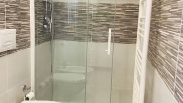 Douche, sĂšche-cheveux, bidet, serviettes fournies