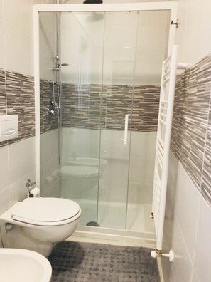 Shower, hair dryer, bidet, towels - VILLA IL CARRUBO-unit2 € 500 per week with 3 bedrooms for 10 persons (Pisticci)