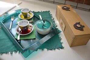 A tray with two cups, a spoon, and a teapot on a green placemat. - VILLA IL CARRUBO-unit2 € 500 per week with 3 bedrooms for 10 persons (Pisticci)