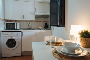 Een koelkast, een magnetron, een oven, een kookplaat